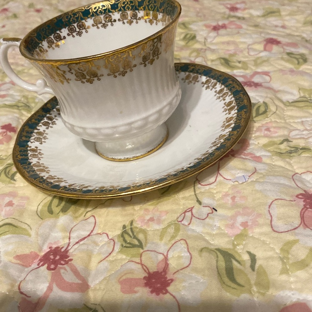 Lovely Elizabethan Bone China Vintage Cup & Saucer Gold & Green on White.